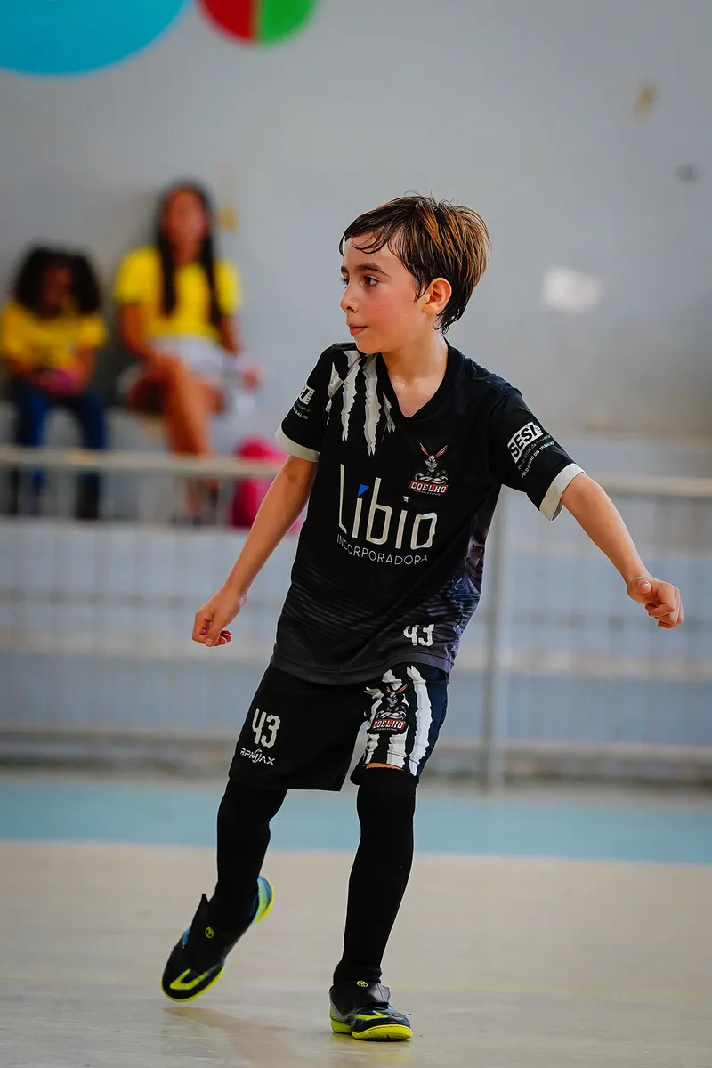Aluno em posição de marcação durante o jogo