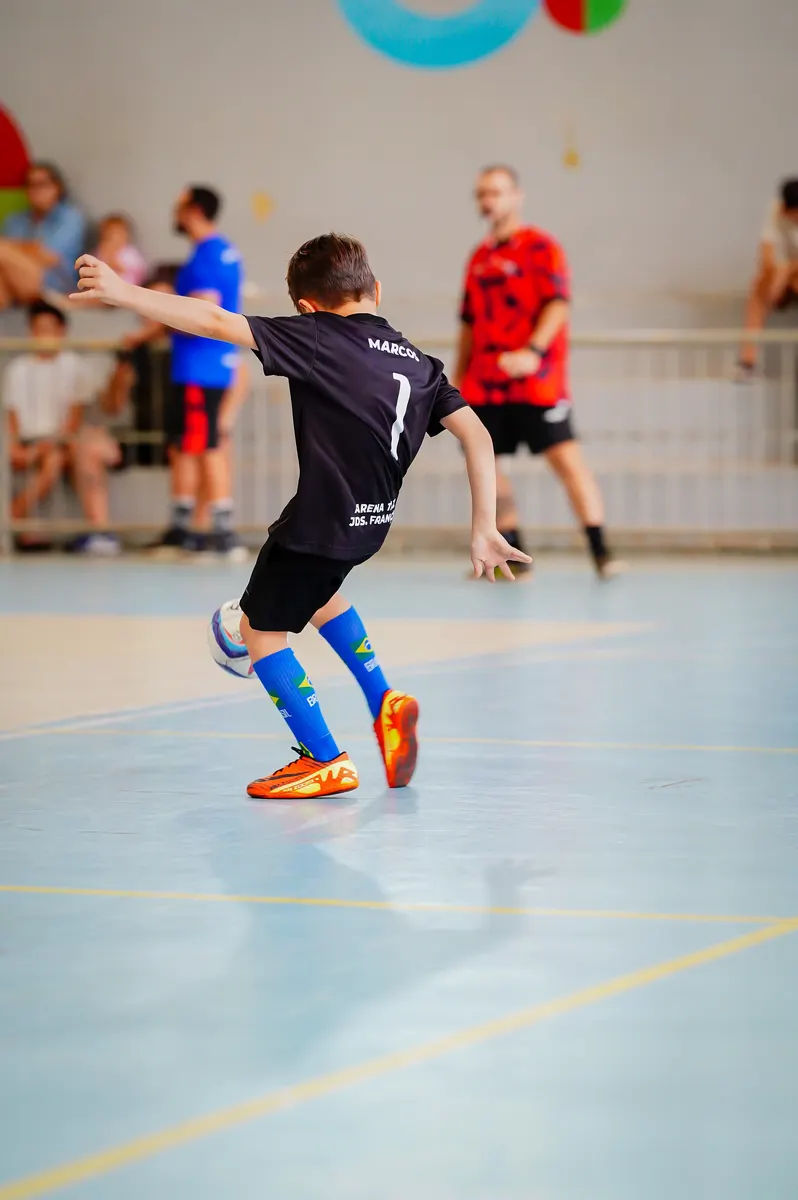 Aluno fazendo um passe na quadra